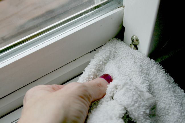 Mẹo làm sạch bụi bặm ở những vị trí khó vệ sinh nhất của cửa sổ chỉ trong nháy mắt