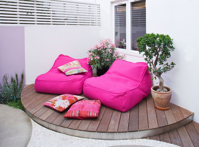 Thiết kế mảnh sân sau thành góc thư giãn đẹp mê mẩn với điểm nhấn lãng mạn từ màu hồng