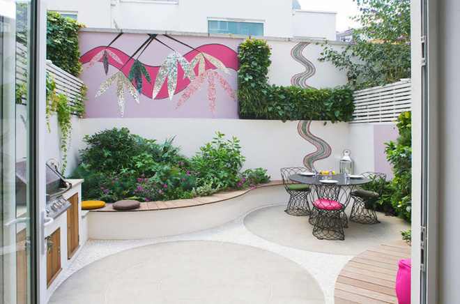 Thiết kế mảnh sân sau thành góc thư giãn đẹp mê mẩn với điểm nhấn lãng mạn từ màu hồng