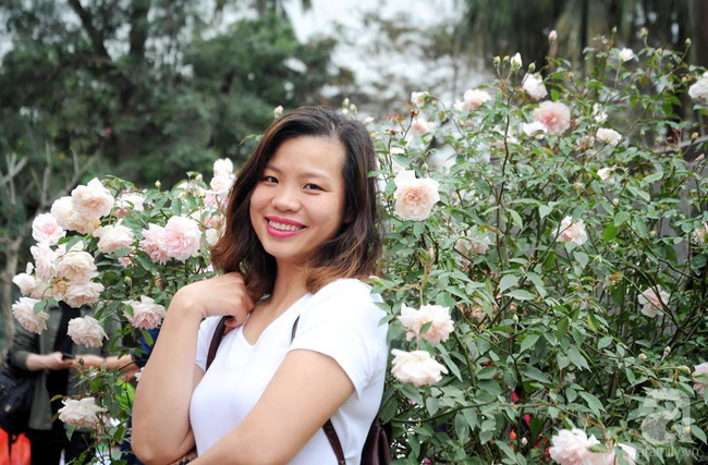 Khu vườn hoa hồng chen nhau nở rực rỡ trên sân thượng 18m² ở Hà Nội