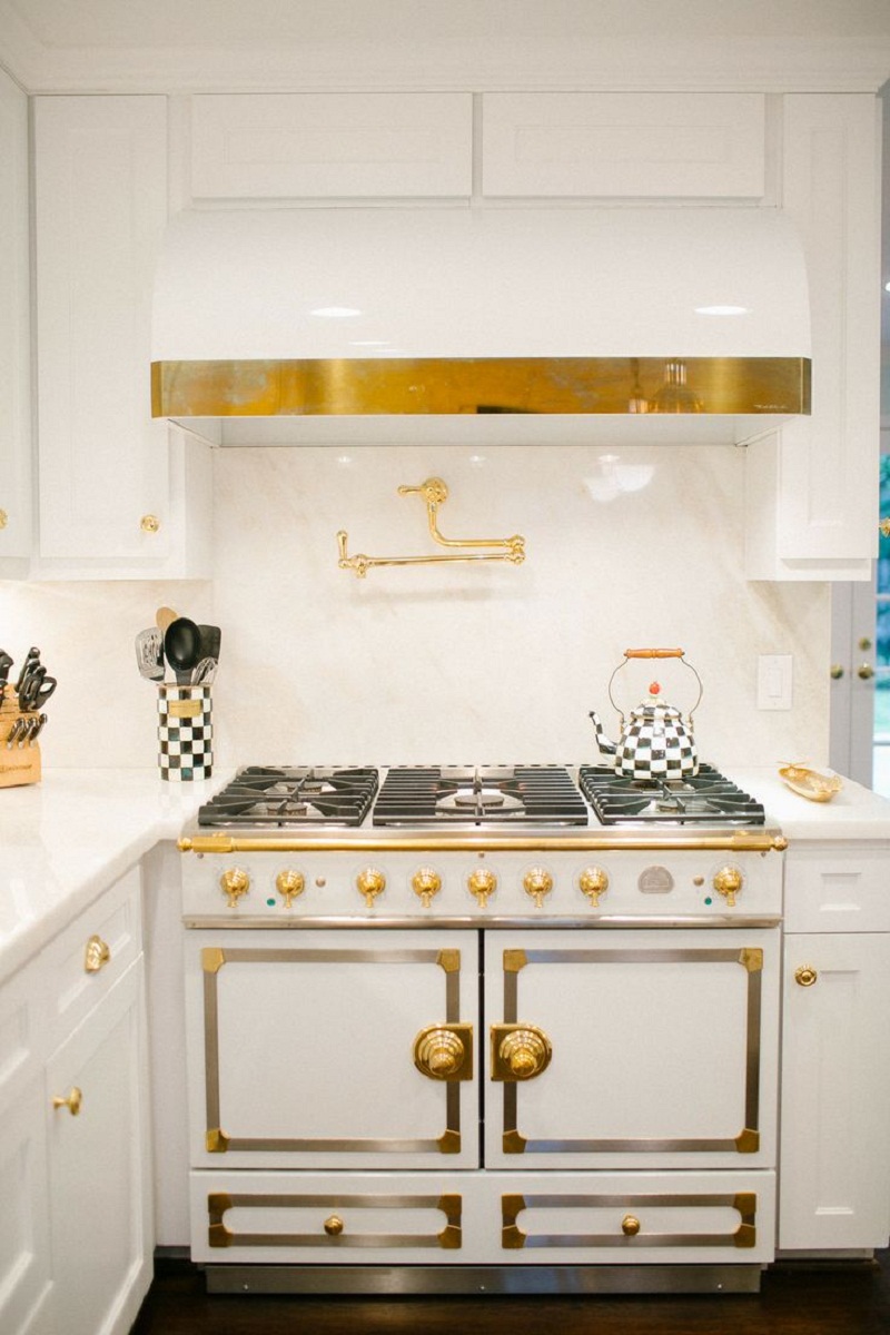 Vừa đẹp vừa sang như những căn bếp được trang trí bằng sắc vàng kim loại