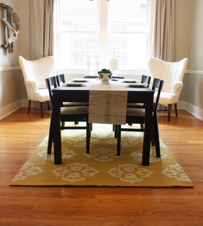 Tận dụng ngay thảm trải sàn dưới bàn ăn, ngôi nhà sẽ trở nên thanh lịch và sang trọng hơn hẳn